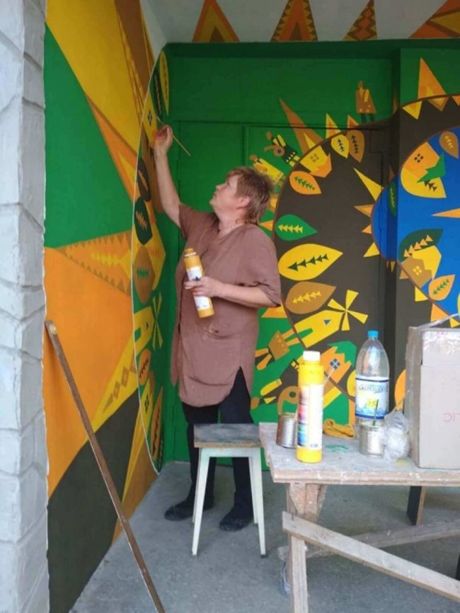 У місті на Волині ініціативні мешканці будинку розмалювали вхід у під'їзд. ФОТО