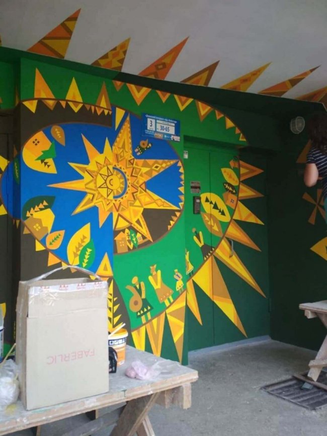 У місті на Волині ініціативні мешканці будинку розмалювали вхід у під'їзд. ФОТО