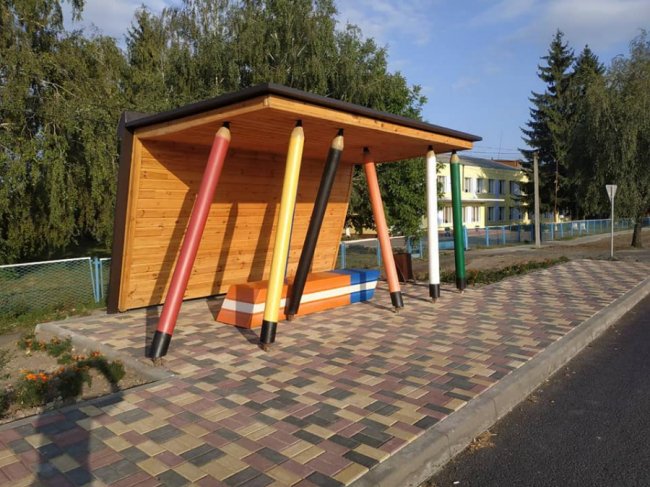 На «канцтоварній» зупинці під Луцьком з'явилася лавка-гумка. ФОТО
