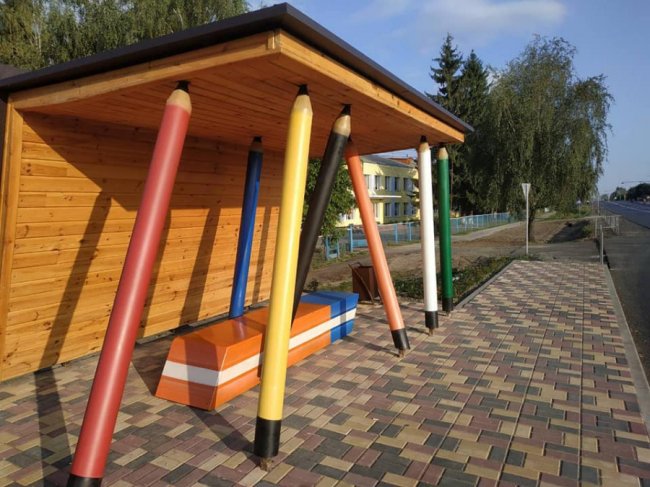 На «канцтоварній» зупинці під Луцьком з'явилася лавка-гумка. ФОТО