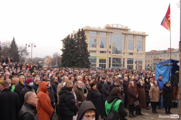Як луцький Майдан ішов у  наступ на Волинську ОДА. ФОТО