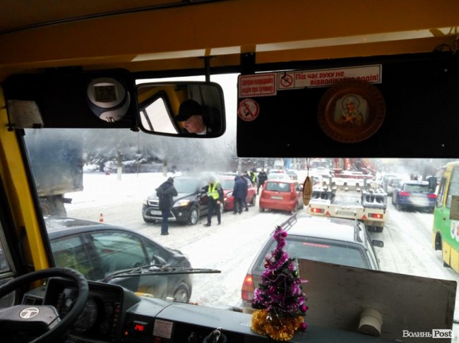 У Луцьку – перші снігові аварії. ФОТО