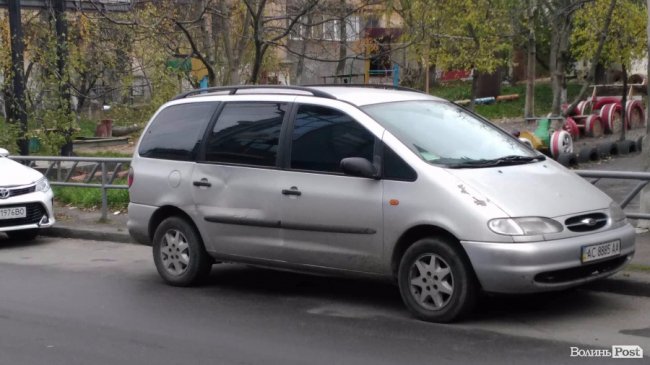 У Луцьку розшукують водія, який втік з місця аварії