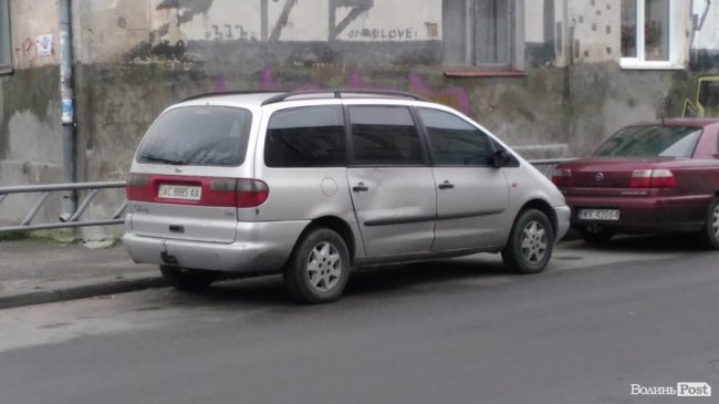 У Луцьку розшукують водія, який втік з місця аварії