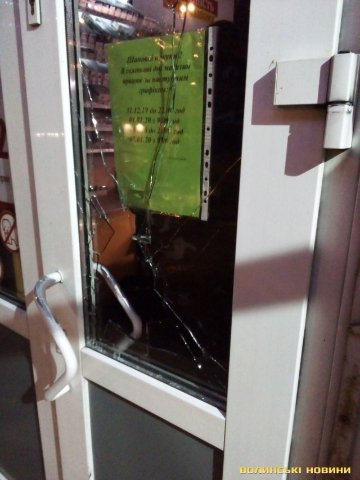 Розбив скло і намагався проникнути в супермаркет: у  Луцьку затримали хулігана