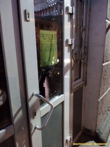 Розбив скло і намагався проникнути в супермаркет: у  Луцьку затримали хулігана