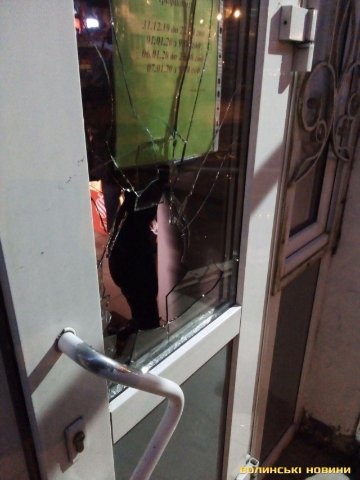 Розбив скло і намагався проникнути в супермаркет: у  Луцьку затримали хулігана