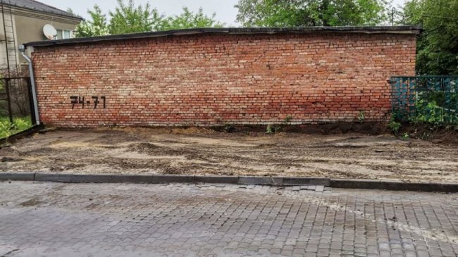 У Луцьку біля дитсадка підприємець розпочав незаконні земельні роботи. ВІДЕО