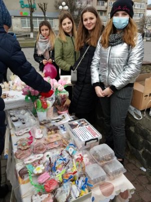 Важкохвора юна волинянка продавала солодощі, щоб зібрати кошти собі на операцію. ФОТО