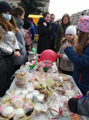 Важкохвора юна волинянка продавала солодощі, щоб зібрати кошти собі на операцію. ФОТО