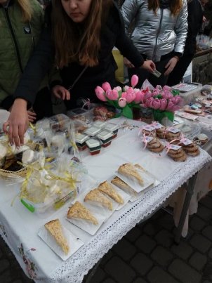 Важкохвора юна волинянка продавала солодощі, щоб зібрати кошти собі на операцію. ФОТО