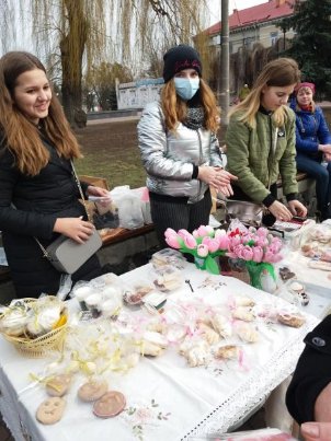 Важкохвора юна волинянка продавала солодощі, щоб зібрати кошти собі на операцію. ФОТО