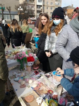 Важкохвора юна волинянка продавала солодощі, щоб зібрати кошти собі на операцію. ФОТО