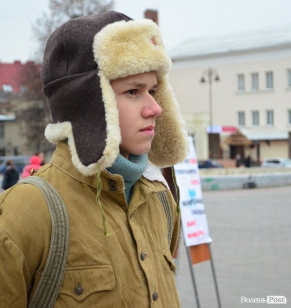 «НКВДисти-охоронці хліба» в Луцьку нагадують про голодомор. ФОТО 