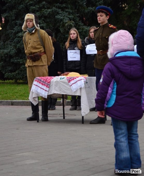 «НКВДисти-охоронці хліба» в Луцьку нагадують про голодомор. ФОТО 