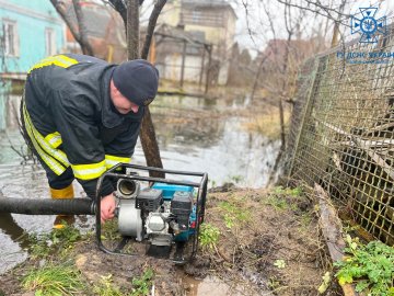 У місті на Волині рятувальники відкачують воду з підтоплених присадибних ділянок