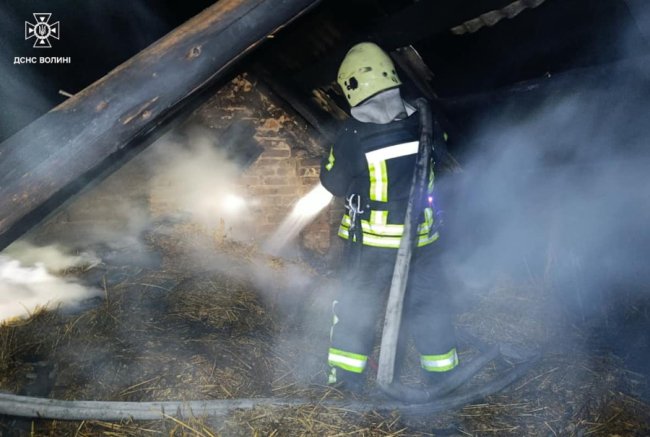 На Волині через плиту загорілася господарська будівля