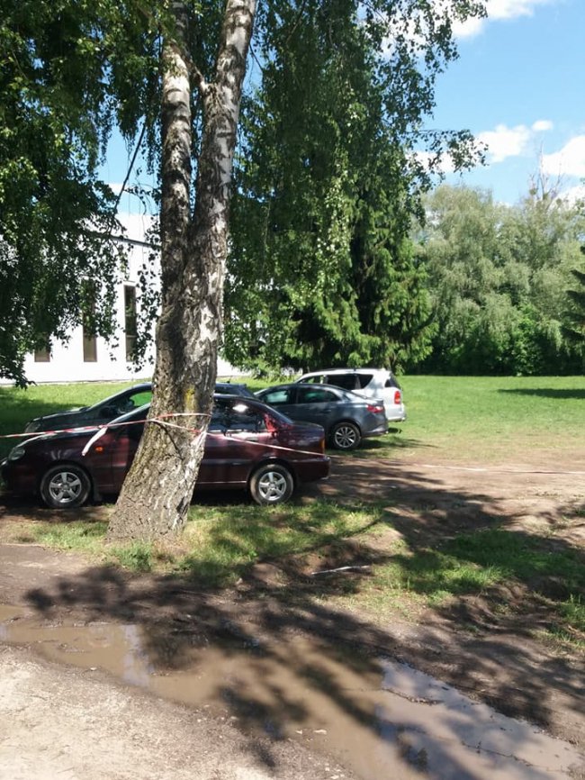 Автохами паркуються у луцькому парку, незважаючи на знак заборони. ФОТО