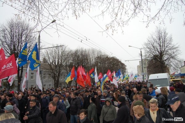 Акція «Вставай, Україно!» розпочалася в Луцьку. ФОТО. ОНОВЛЕНО