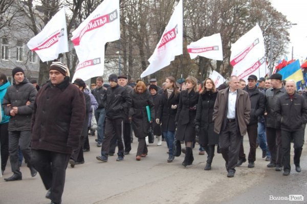 Акція «Вставай, Україно!» розпочалася в Луцьку. ФОТО. ОНОВЛЕНО