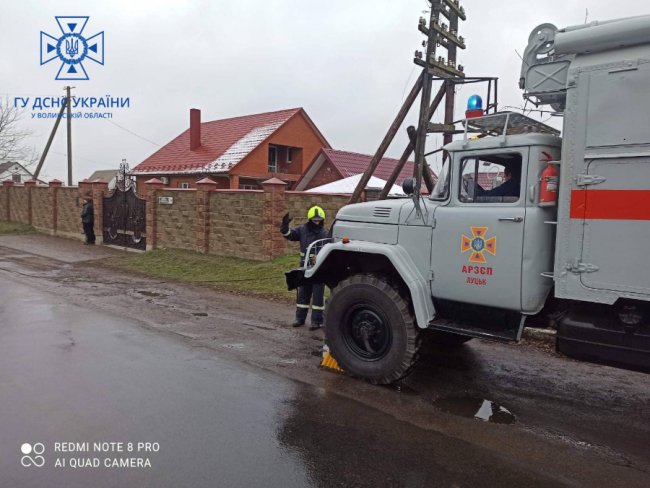 Поблизу Луцька – ДТП: фура перекрила в'їзд у село. ФОТО. ОНОВЛЕНО