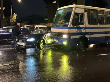 У Луцьку біля автостанції легковик зіткнувся з маршруткою