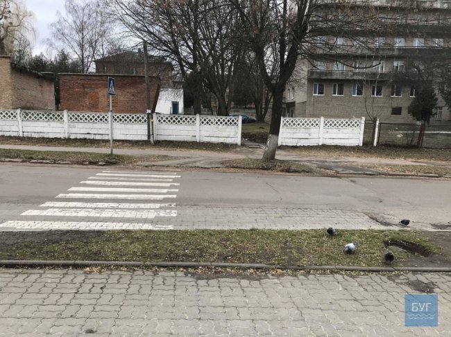 У Нововолинську біля зупинки – небезпечний люк. ФОТО