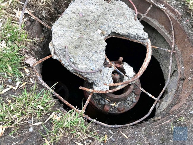 У Нововолинську біля зупинки – небезпечний люк. ФОТО