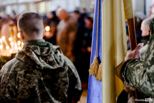 «Їх ми з честю поховаємо, а завтра підемо в бій»: Луцьк попрощався з воїнами Павлом Хомиком та Віктором Коханюком