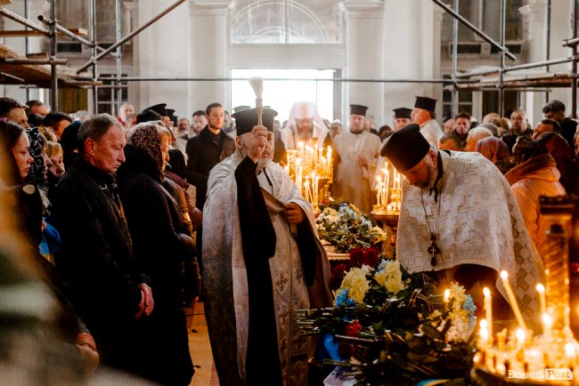 «Їх ми з честю поховаємо, а завтра підемо в бій»: Луцьк попрощався з воїнами Павлом Хомиком та Віктором Коханюком