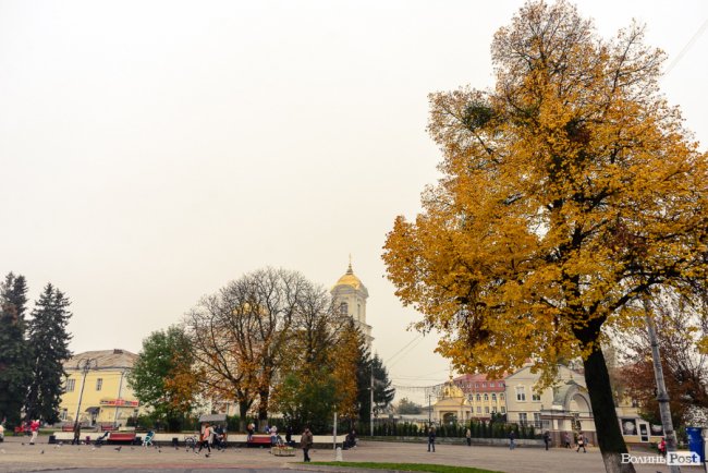 Місто, оповите легким серпанком туману: осінній Луцьк у фото 