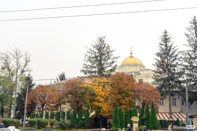 Місто, оповите легким серпанком туману: осінній Луцьк у фото 