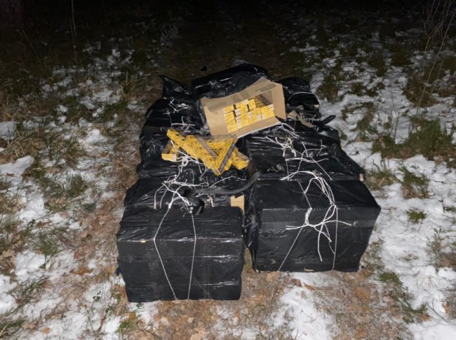 Контрабандисти кинулися навтьоки: луцькі прикордонники знайшли понад 7 тисяч пачок цигарок