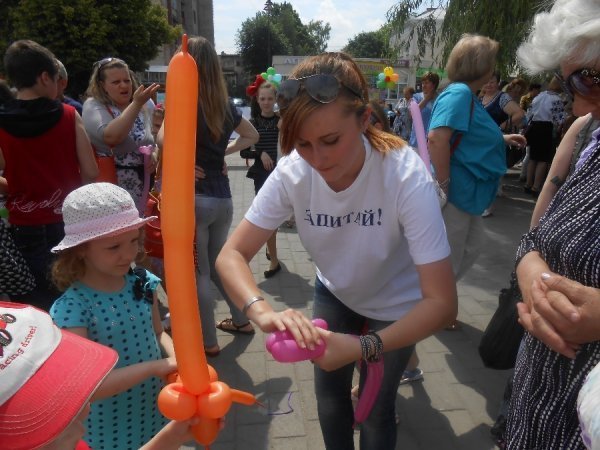 Луцькі бібліотекарі влаштували свято для дітей. ФОТО