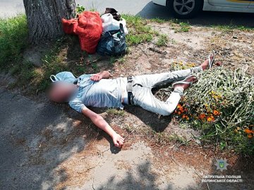 Напився так, що не міг ходити: у Луцьку патрульні допомогли п'яничці. ФОТО