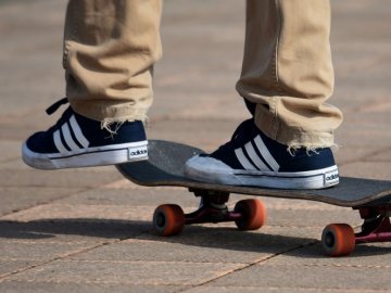 У Луцьку бабусі влаштували розбірки із дітьми, які каталися на велосипедах і скейтах під будинком. ВІДЕО