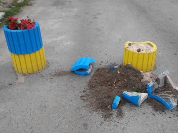 У селищі на Волині вандали пошкодили тумби для квітів. ФОТО