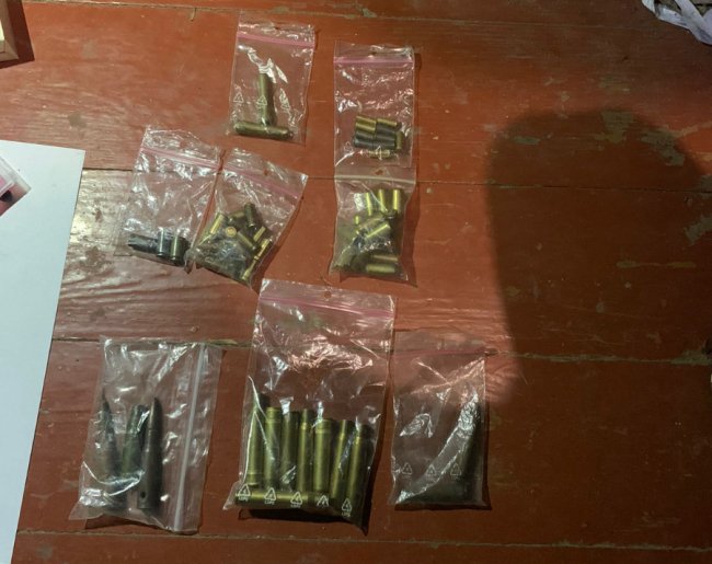 У Луцьку поліцейські вилучили у чоловіка наркотики, зброю та боєприпаси. ФОТО