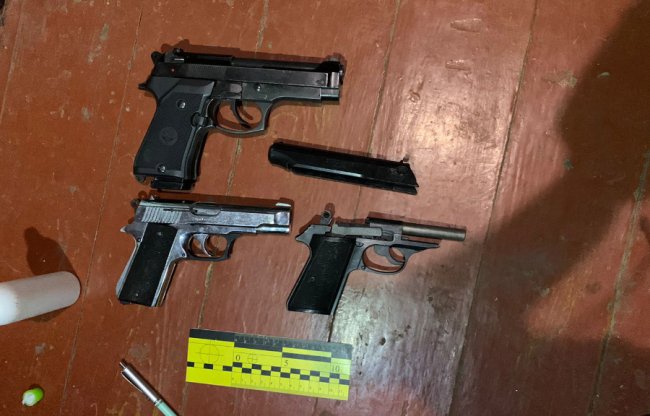 У Луцьку поліцейські вилучили у чоловіка наркотики, зброю та боєприпаси. ФОТО