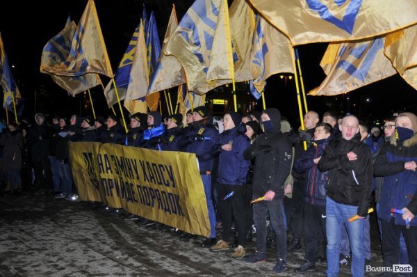 Фаєри, смолоскипи, гасла: Луцьком пройшла хода. ФОТО