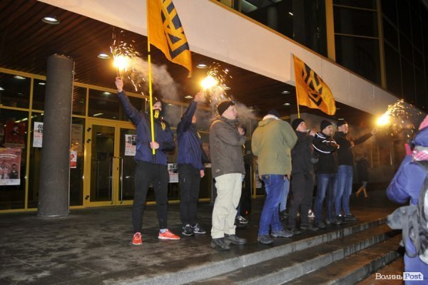 Фаєри, смолоскипи, гасла: Луцьком пройшла хода. ФОТО