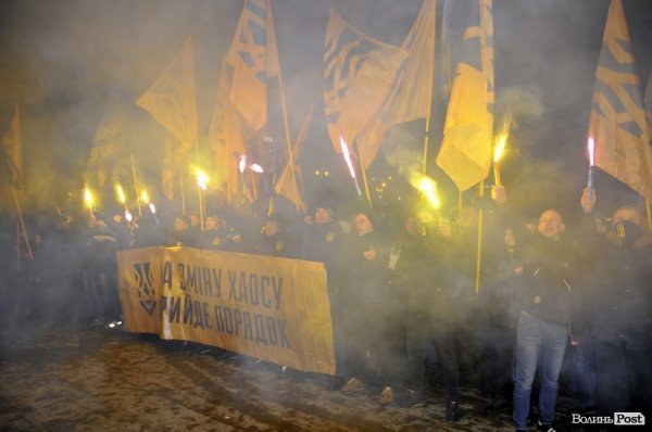 Фаєри, смолоскипи, гасла: Луцьком пройшла хода. ФОТО