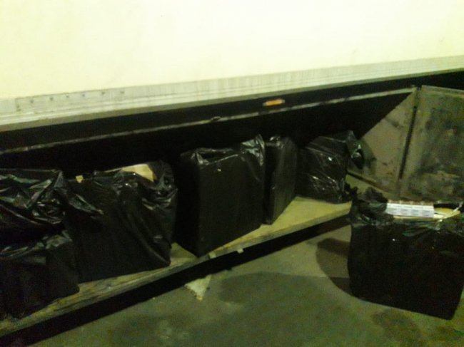 На волинському пункті пропуску у вантажівці знайшли 14 тисяч пачок сигарет. ФОТО