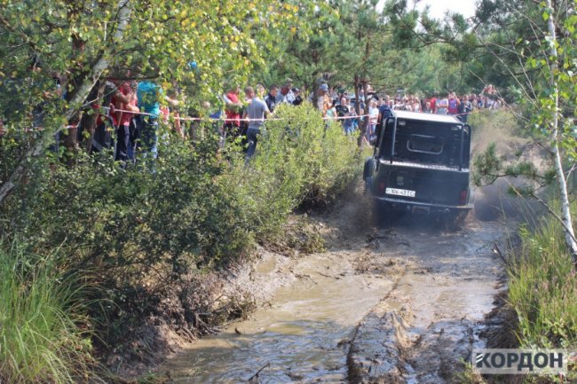 Трясовина, болото, ями: на Волині змагалися водії-екстремали. ФОТО