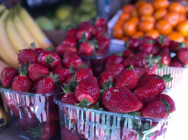 Скільки коштує полуниця на луцькому ринку та чи чекати на кавуни і мелітопольську черешню 