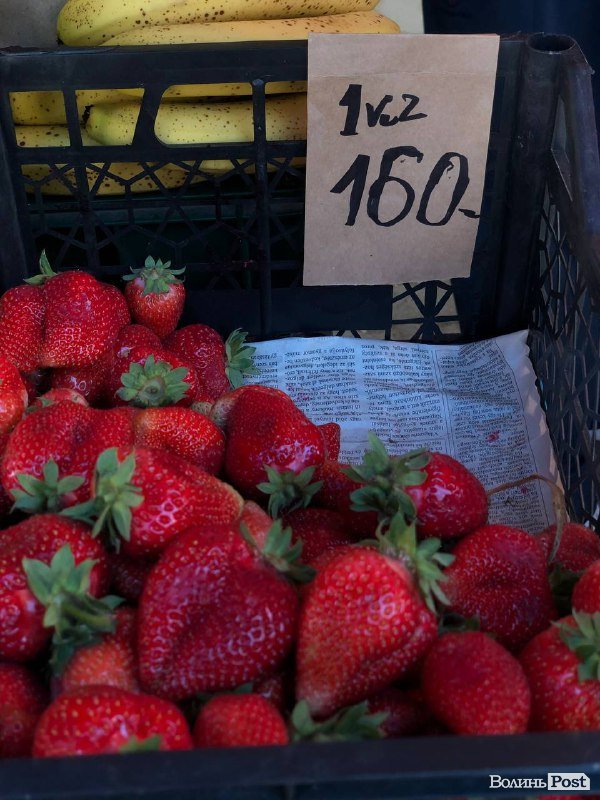 Скільки коштує полуниця на луцькому ринку та чи чекати на кавуни і мелітопольську черешню 