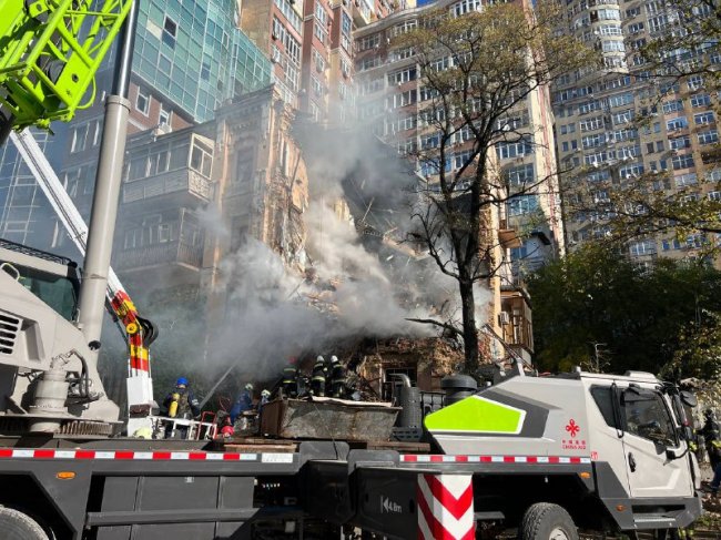 Удар дронами-камікадзе по багатоповерхівці в Києві: загинула одна людина