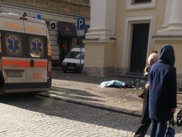 У Львові жінку вбила брила льоду, яка впала з церкви