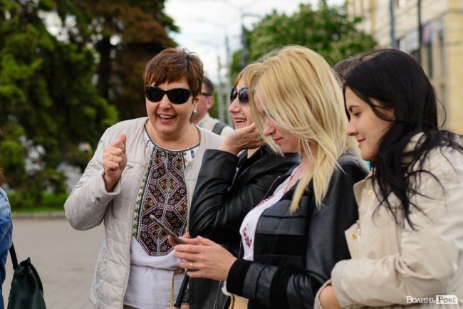 Безліч кольорів, орнаментів і візерунків: лучани у вишиванках – у центрі міста. ФОТОРЕПОРТАЖ 