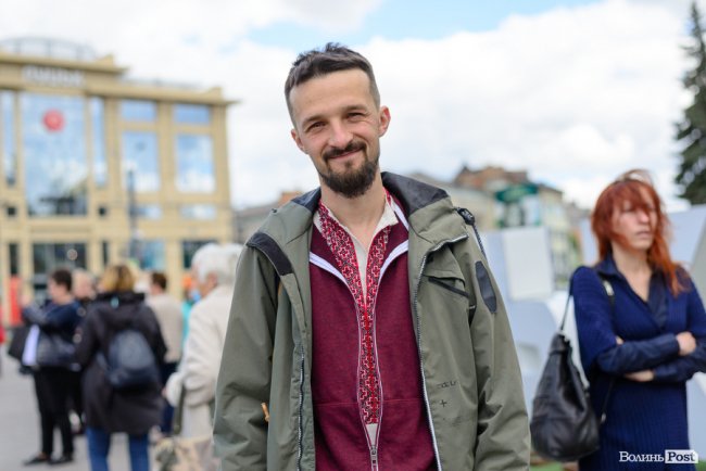 Безліч кольорів, орнаментів і візерунків: лучани у вишиванках – у центрі міста. ФОТОРЕПОРТАЖ 